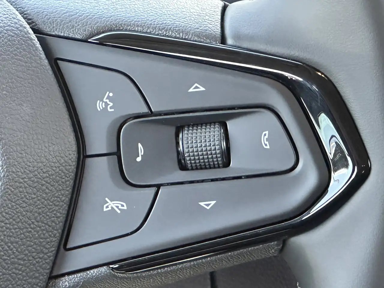Chevrolet Bolt photo Chevrolet Bolt