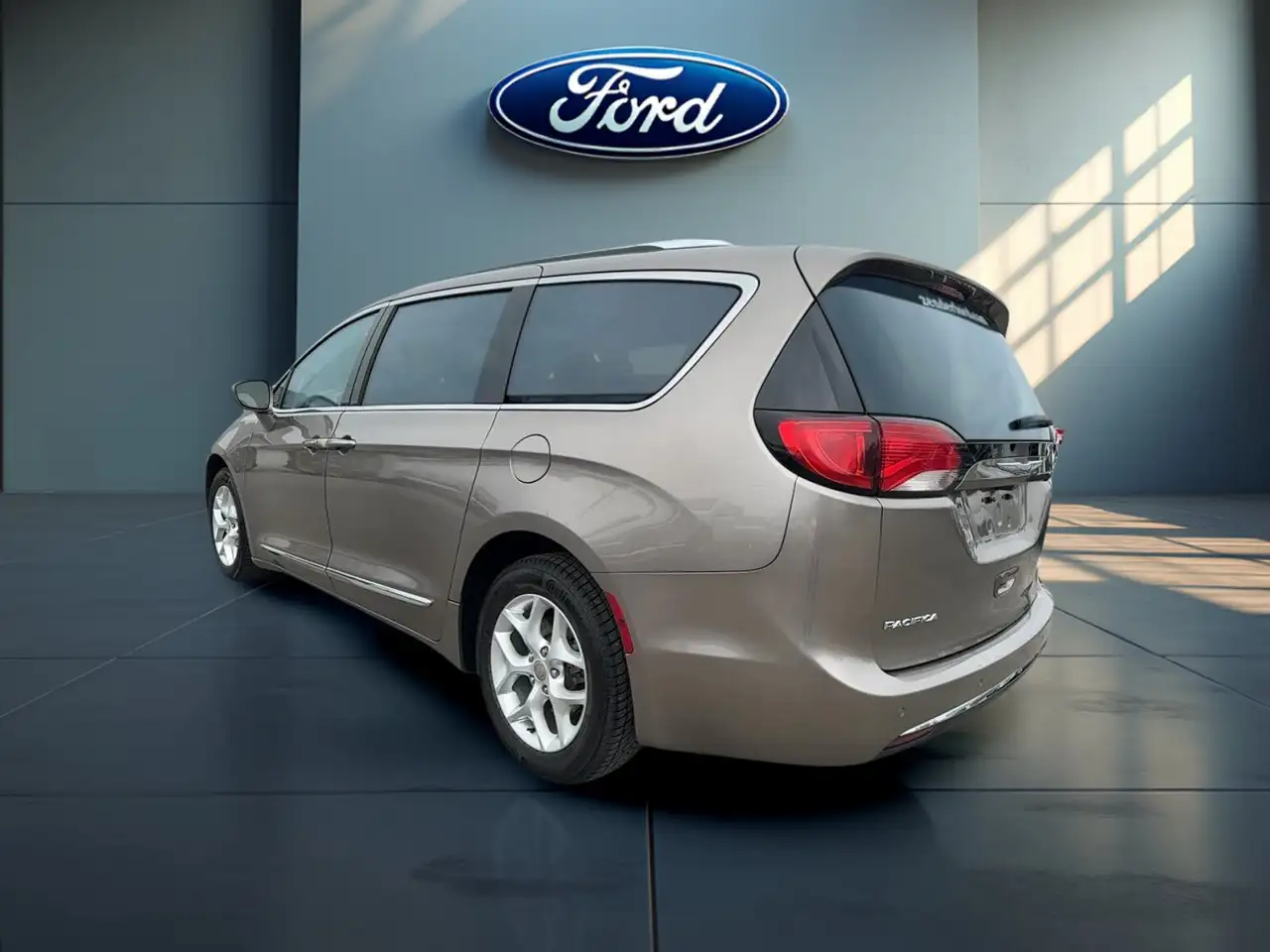 Chrysler Pacifica photo Chrysler Pacifica