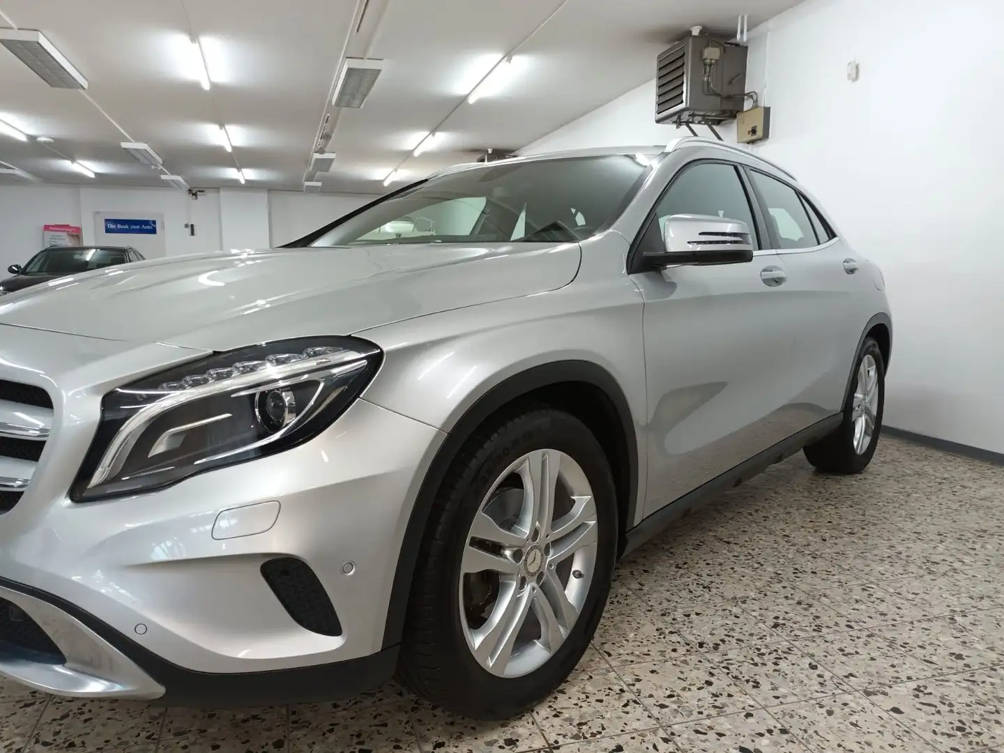 Mercedes-Benz GLA 200 GLA -Klasse GLA 200 Navi Xenon SHZ Stříbrná - 2