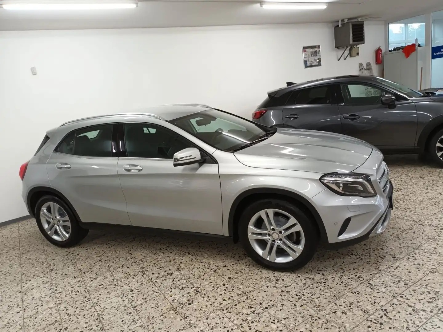 Mercedes-Benz GLA 200 GLA -Klasse GLA 200 Navi Xenon SHZ Stříbrná - 1
