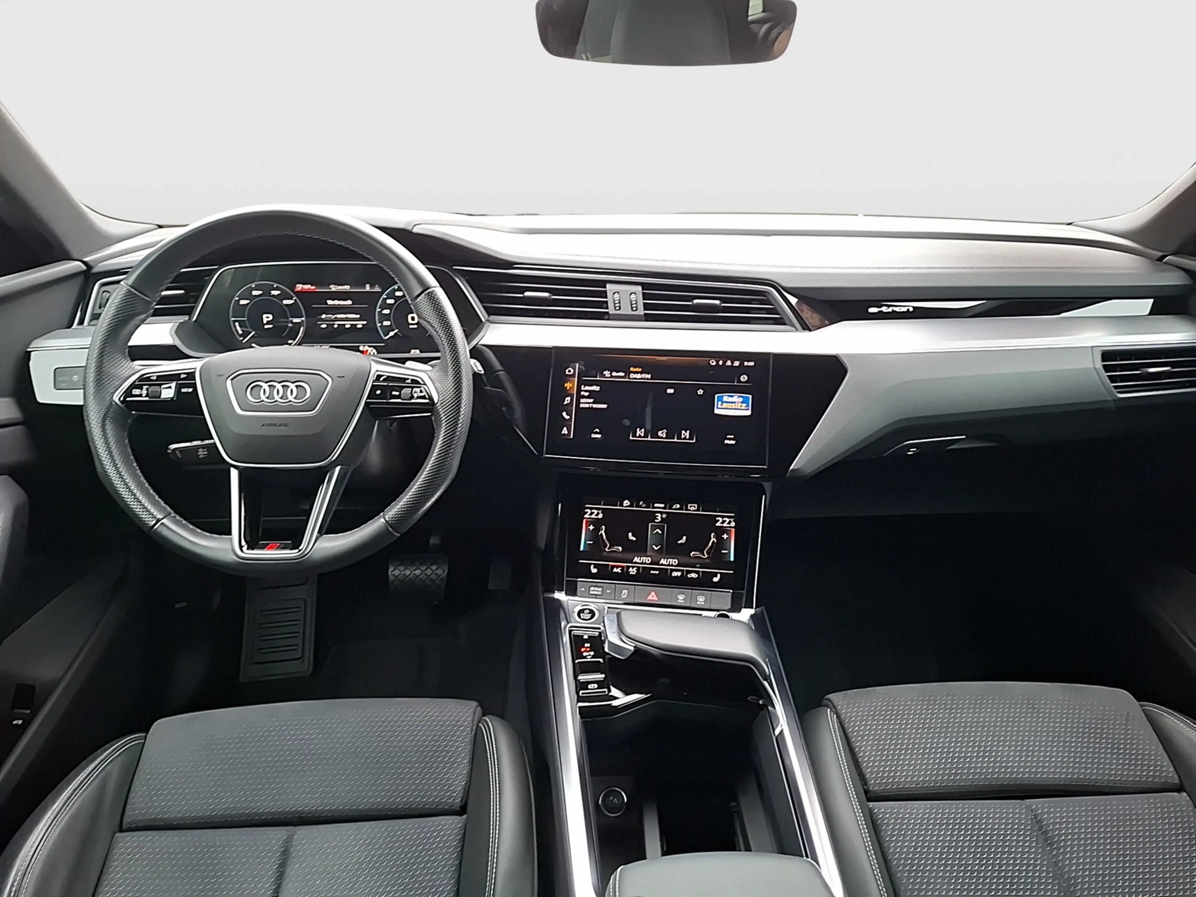 Audi e-tron 50 S line quattro LED Navi AVC SHZ GRA PDC — photo 11