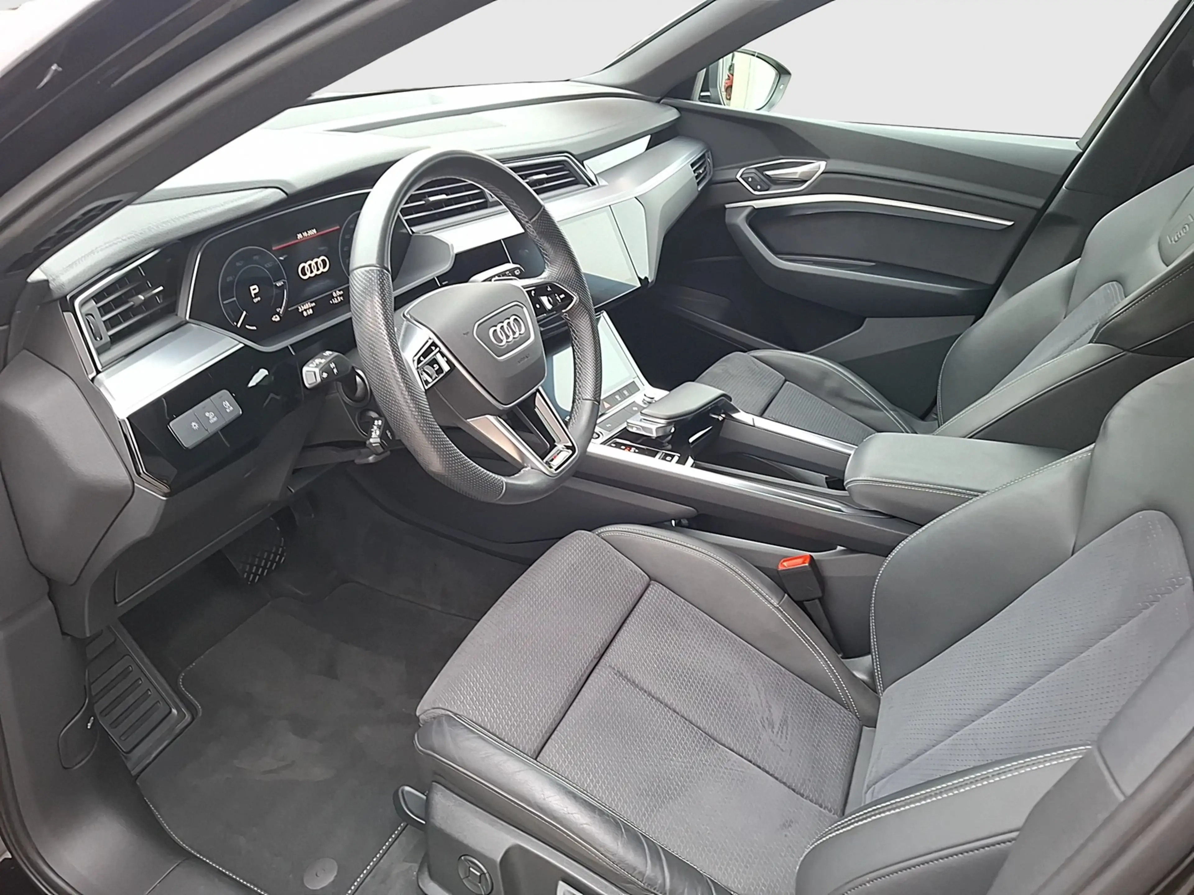 Audi e-tron 50 S line quattro LED Navi AVC SHZ GRA PDC — photo 9