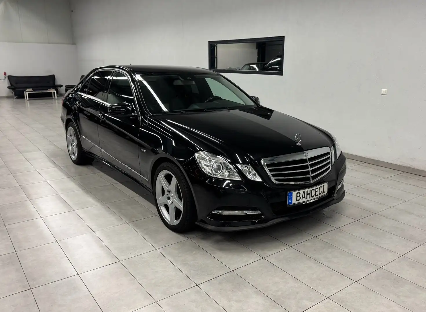 Mercedes-Benz E 250 CDI Lim. BlueEfficiency*Navi*Avantgarde*AMG Schwarz - 1