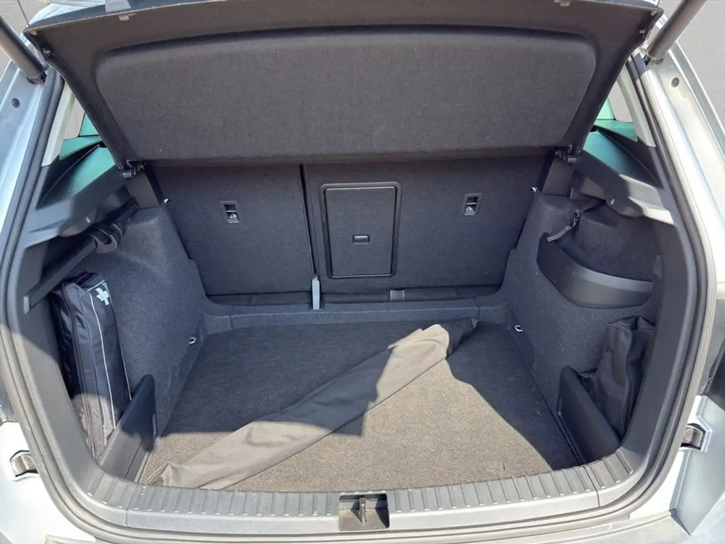 Skoda Karoq Clever 2.0l TDI 4x4 DSG AHK ACC SHZ NAVI RFK Silber - 2