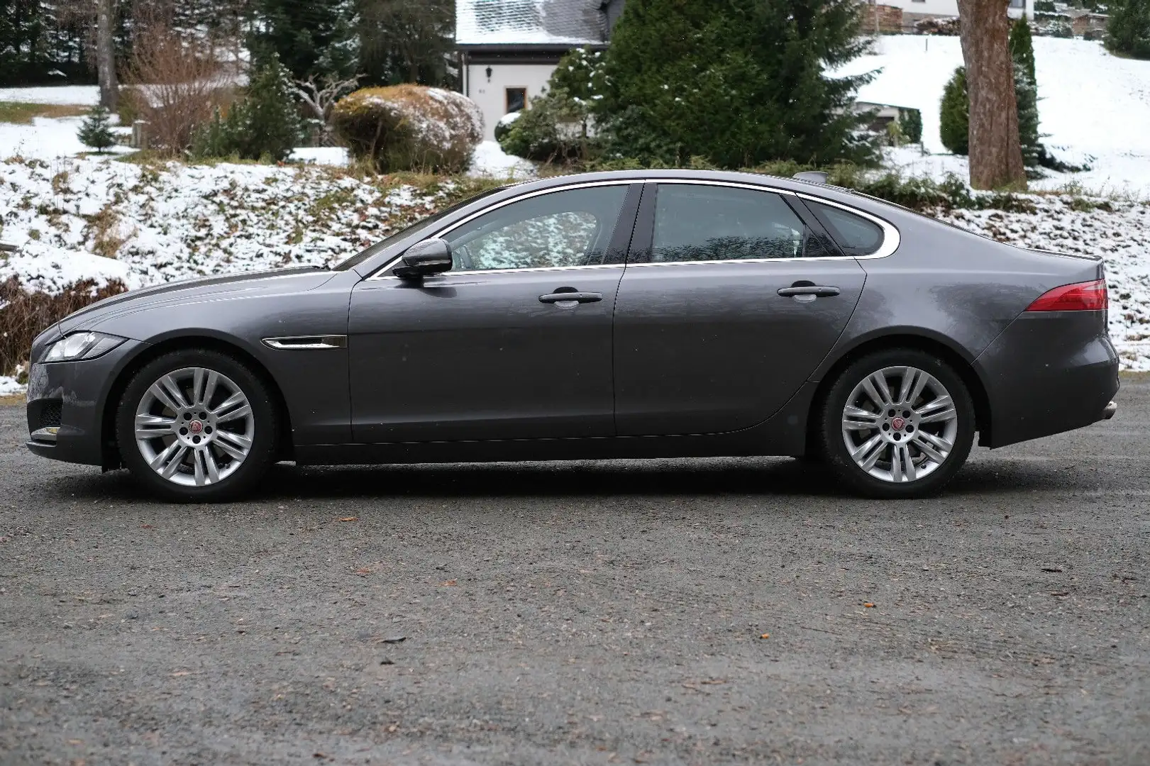 Jaguar XF 20d 180PS Prestige Automatik Grau - 2