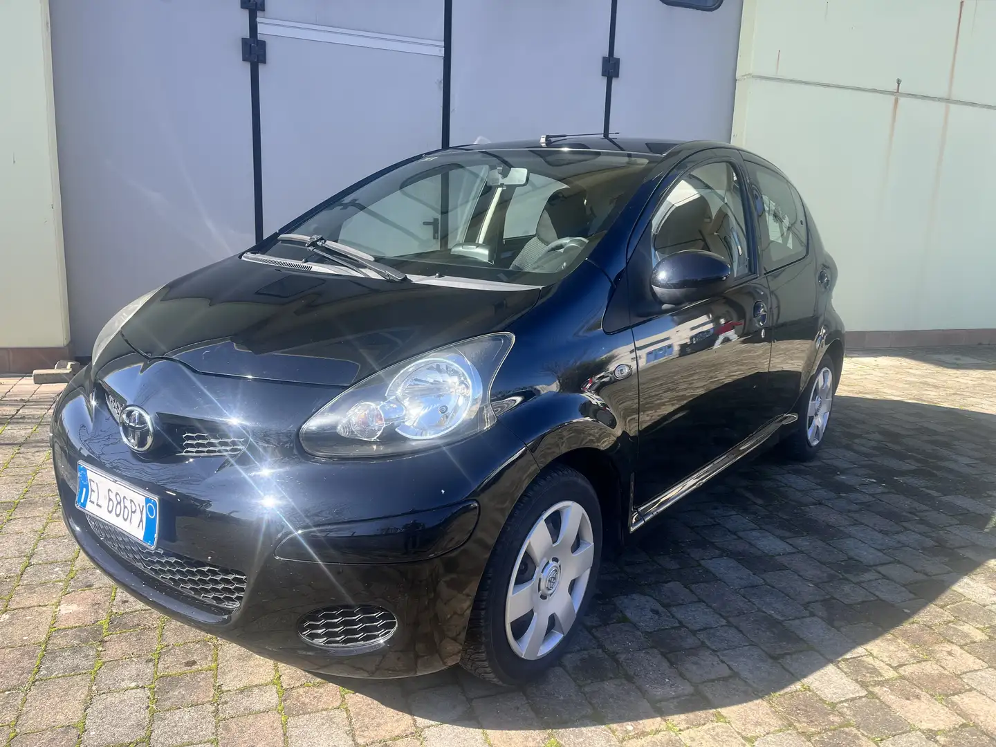 Toyota Aygo Aygo 5p 1.0 Sol Connect 5 PORTE Gris - 1