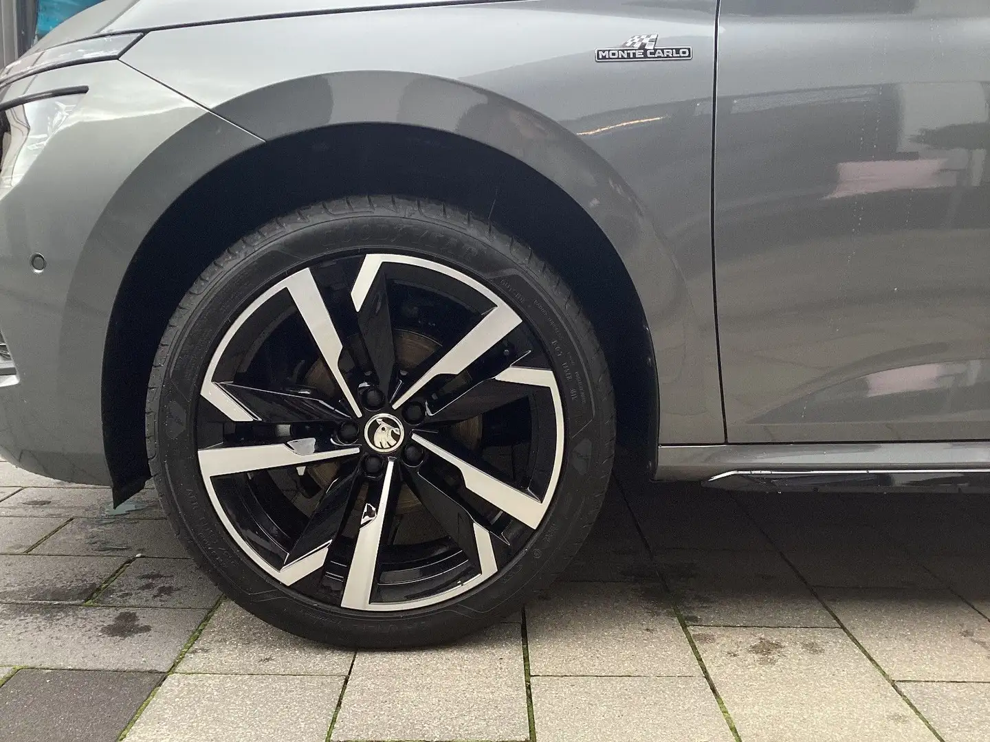 Skoda Kamiq 1,5 TSI DSG Monte Carlo LED+Navi+AHK+ACC Gris - 2