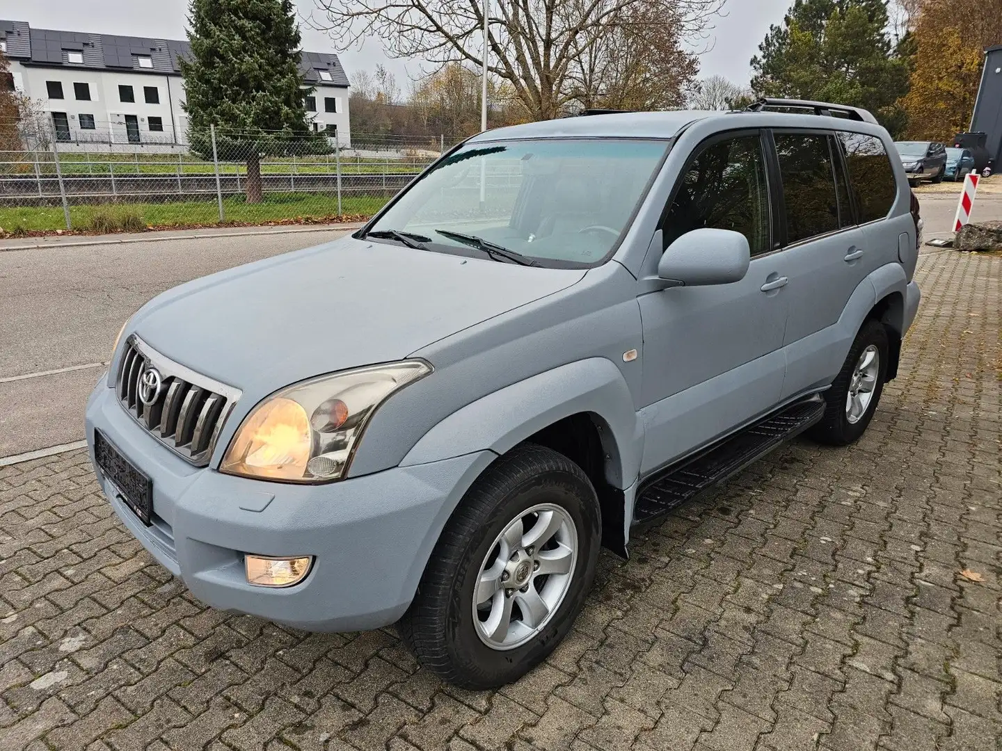 Toyota Land Cruiser 3.0 D-4D Aut Leder Navi 8 Sitzer Grau - 1