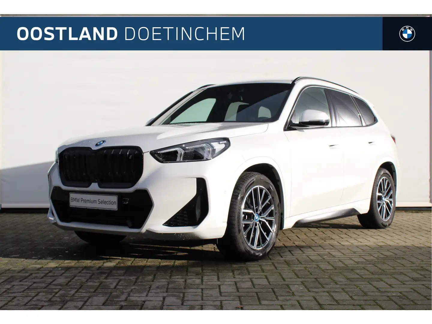 BMW iX1 xDrive30 M Sport / Panoramadak / Sportstoelen / Ad Wit - 1