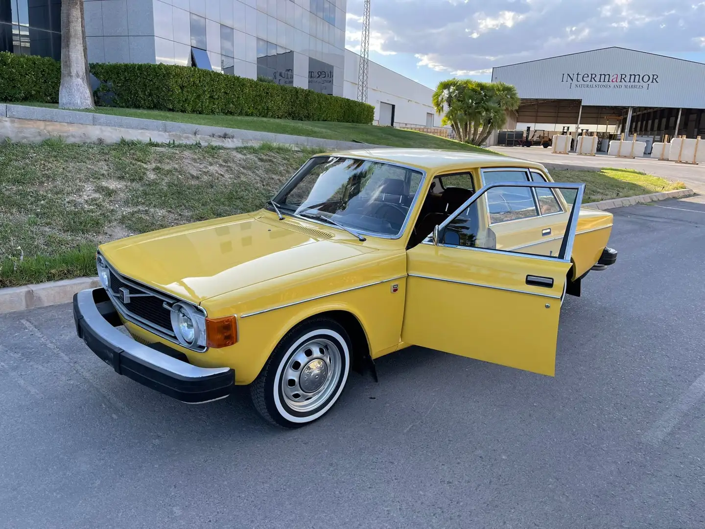 Volvo 144 deluxe sedan Aut Żółty - 1
