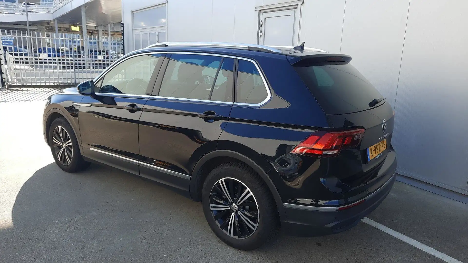Volkswagen Tiguan 1.5 TSI Life Business | Panoramadak | 18" | Elek. Zwart - 2