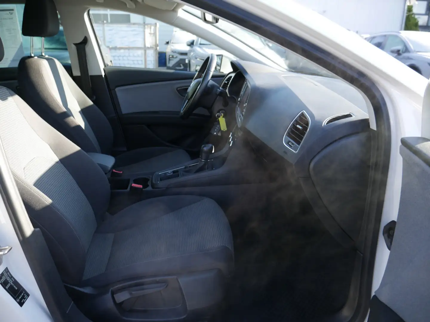 SEAT Leon 1.5 Style KLIMA PDC SHZ NAVI FACEL. PANO Weiß - 2