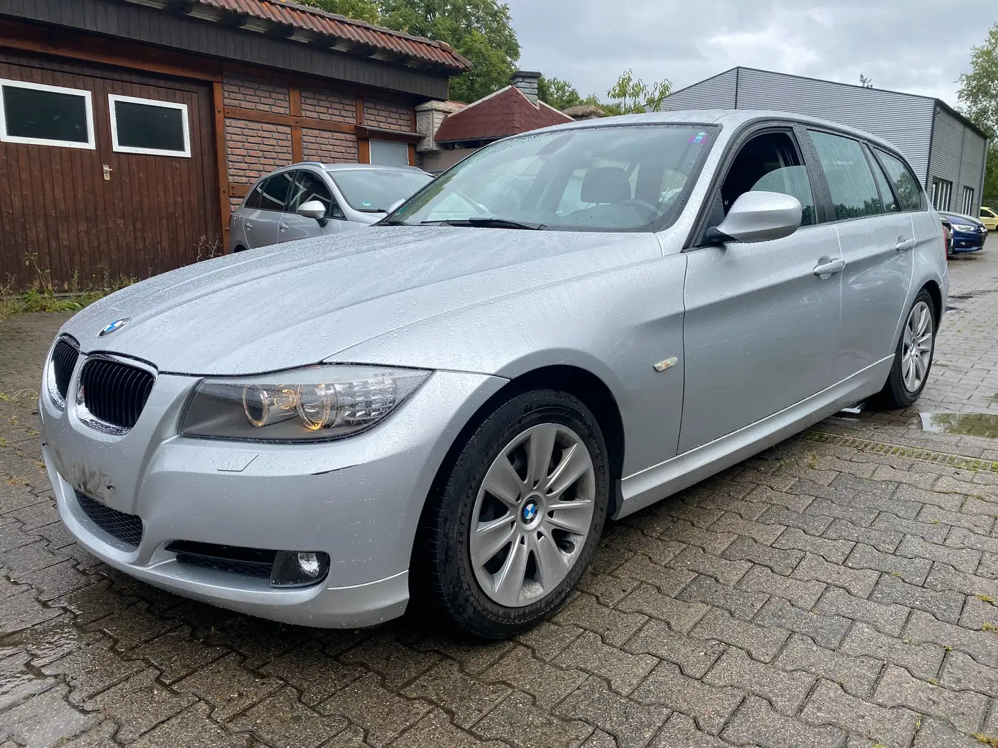 BMW 318 i AT Scheckhft 1.Hd Tuv neu Xenon Nav PDC u-frei Argent - 1