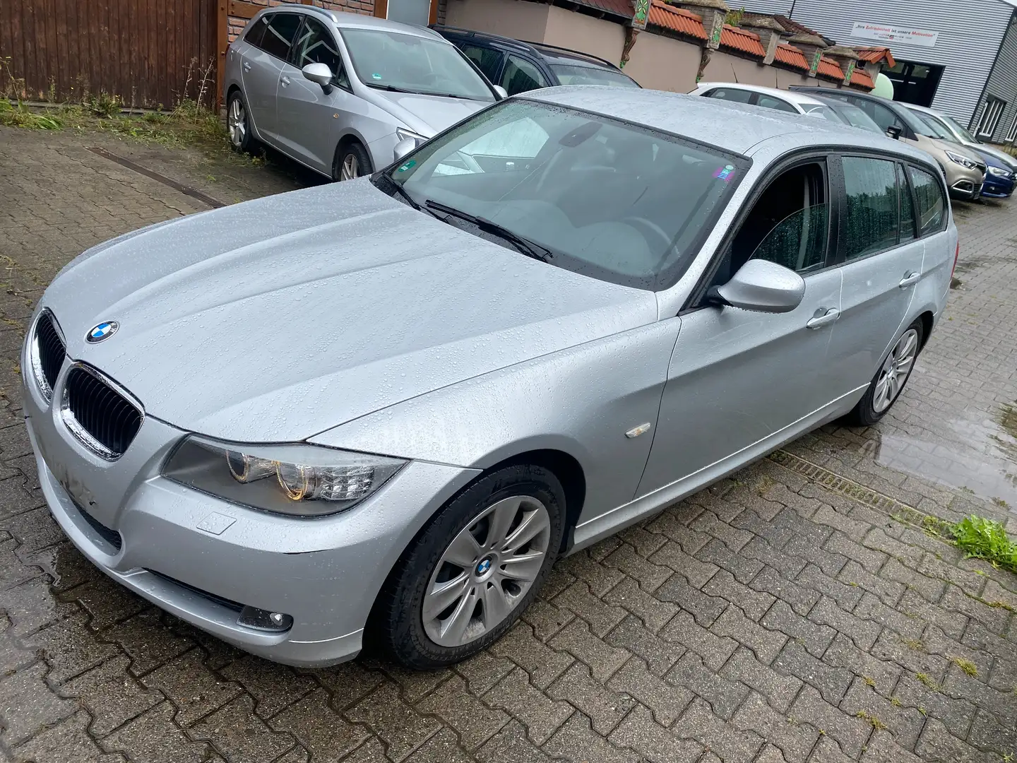 BMW 318 i AT Scheckhft 1.Hd Tuv neu Xenon Nav PDC u-frei Argent - 2
