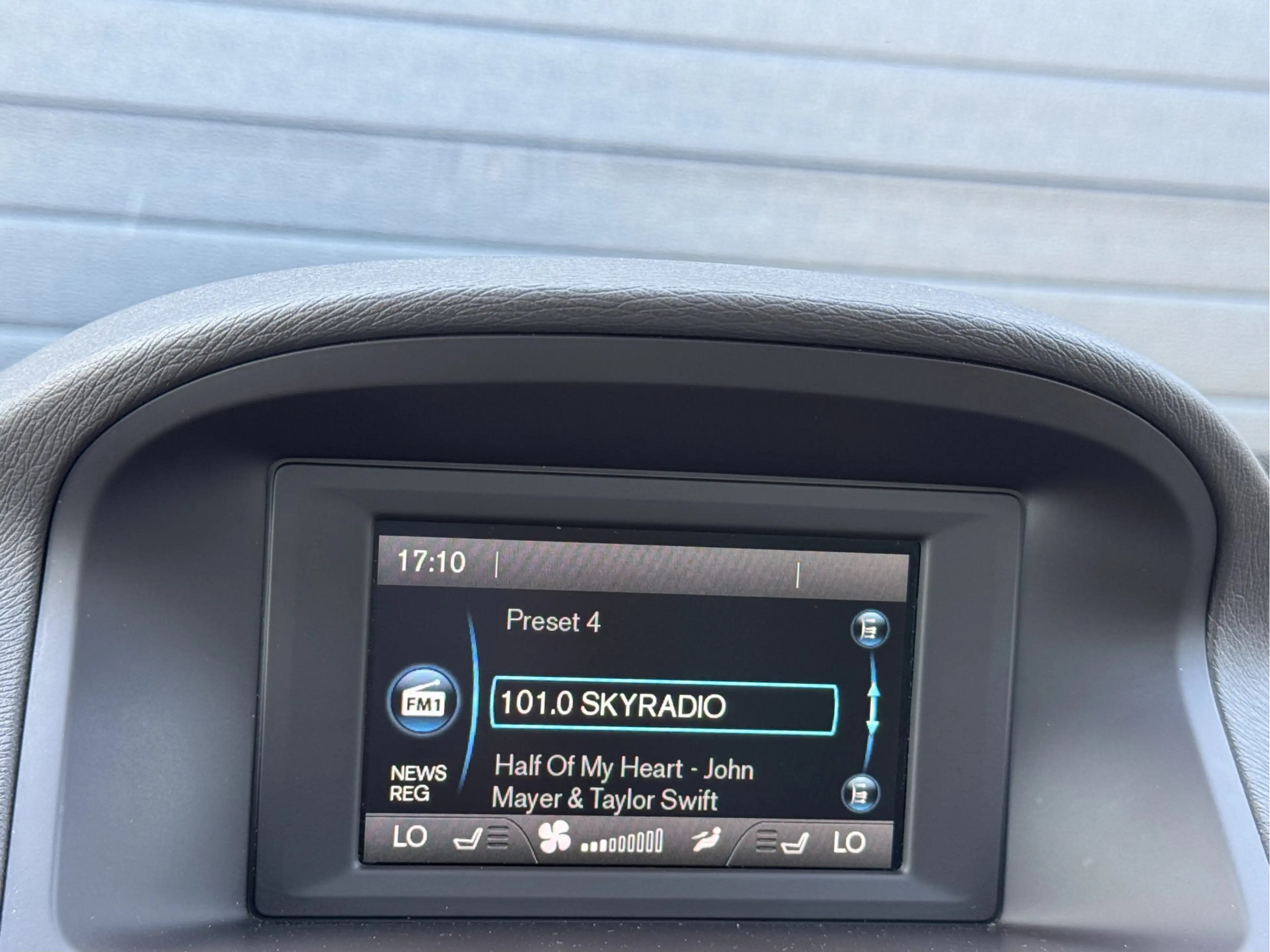 Volvo V70 1.6 T4 SUMMUM | LEDER! | XENON! | TREKHAAK! — photo 14