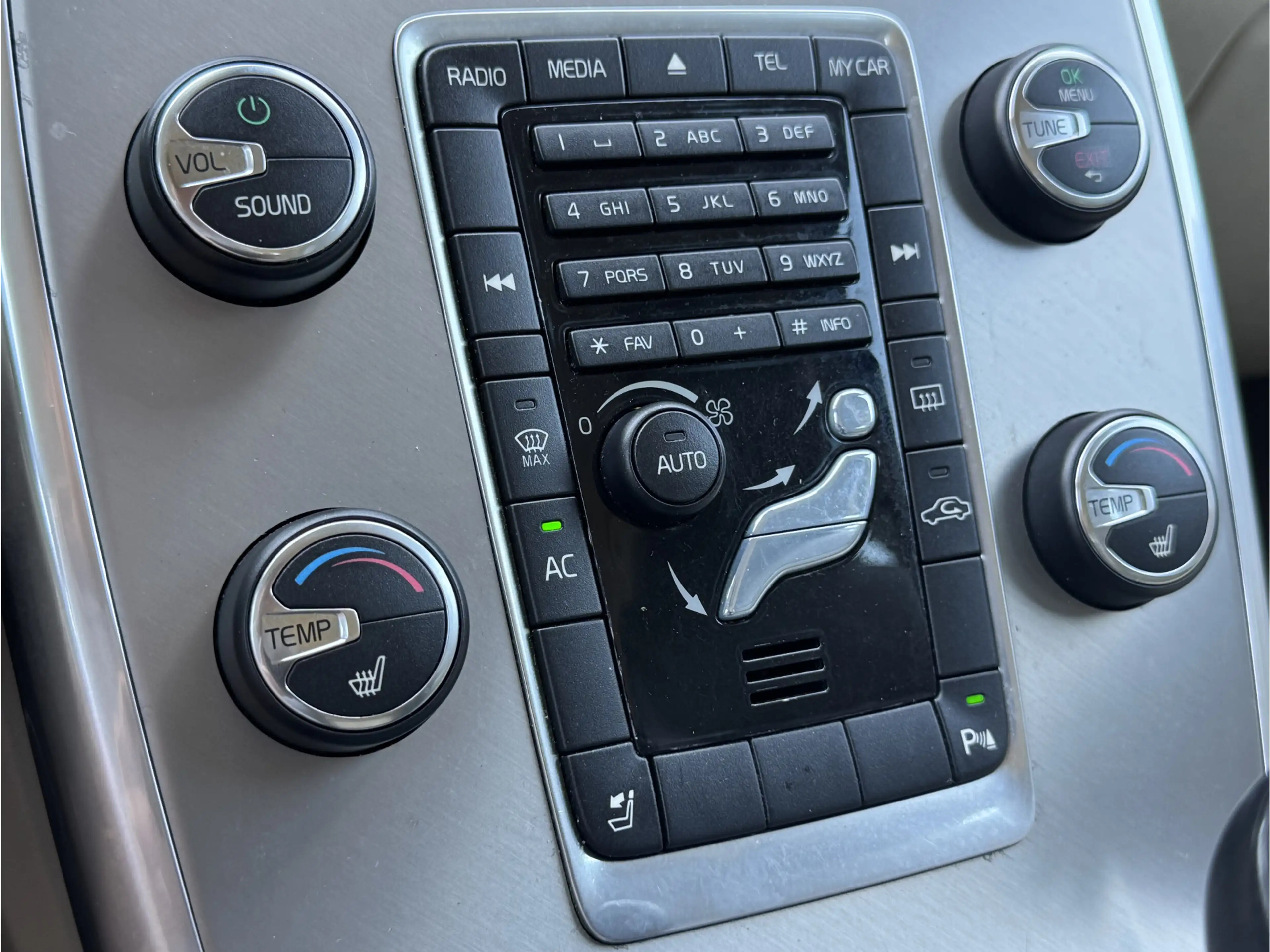Volvo V70 1.6 T4 SUMMUM | LEDER! | XENON! | TREKHAAK! — photo 15