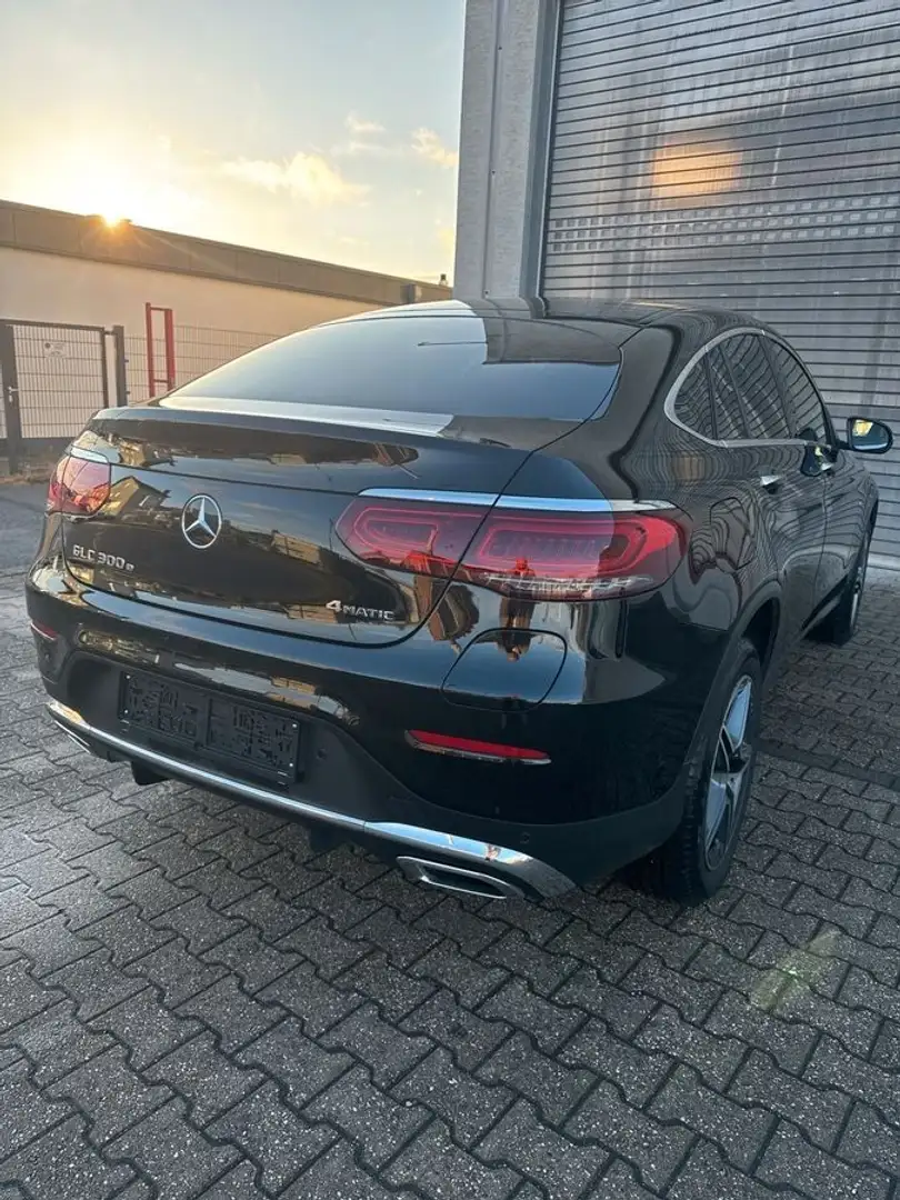 Mercedes-Benz GLC 300 4Matic AMG Line Schwarz - 2