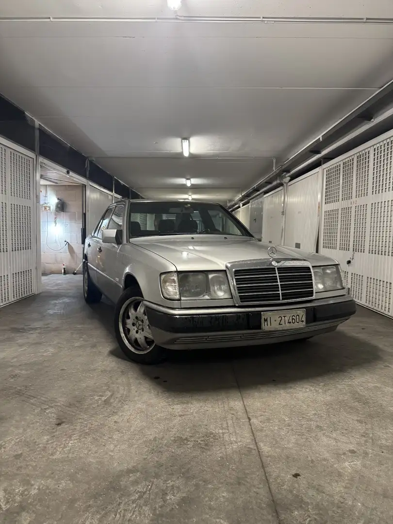 Mercedes-Benz 200 209e - 1