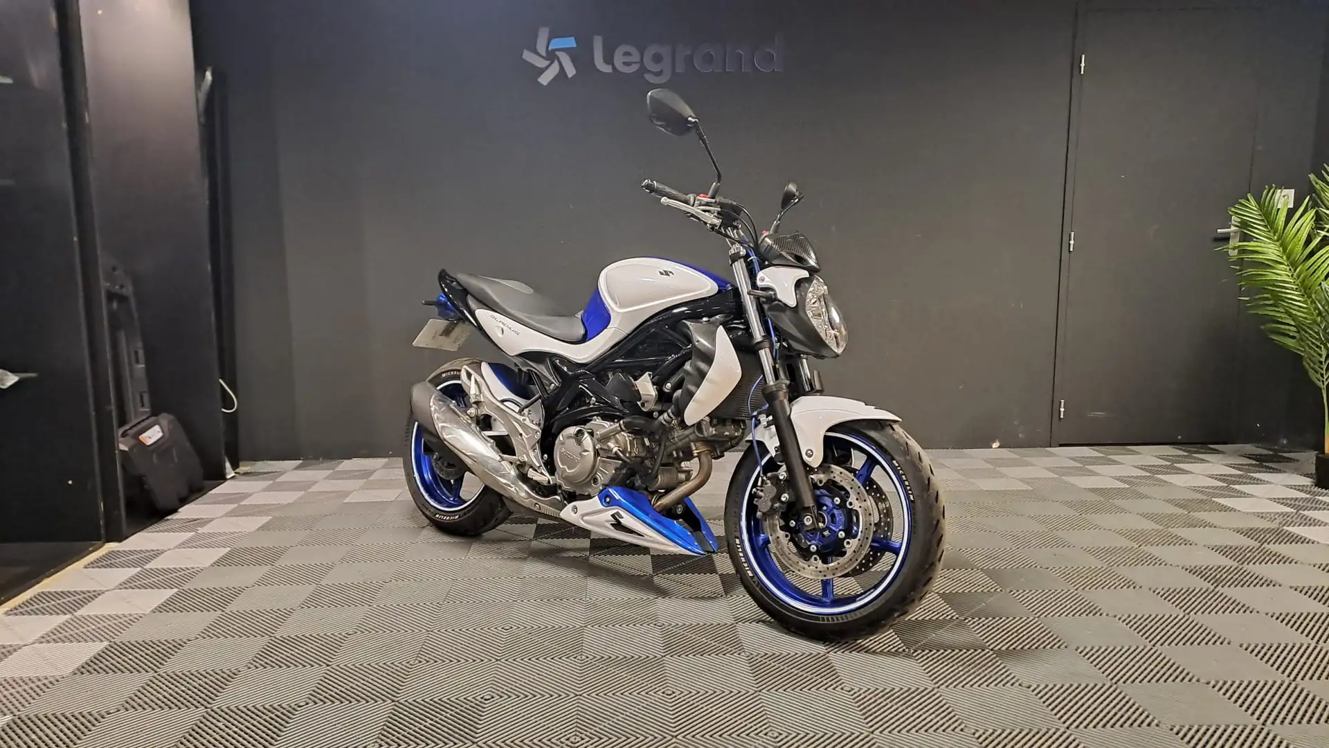 Suzuki Gladius 650 Blanco - 1