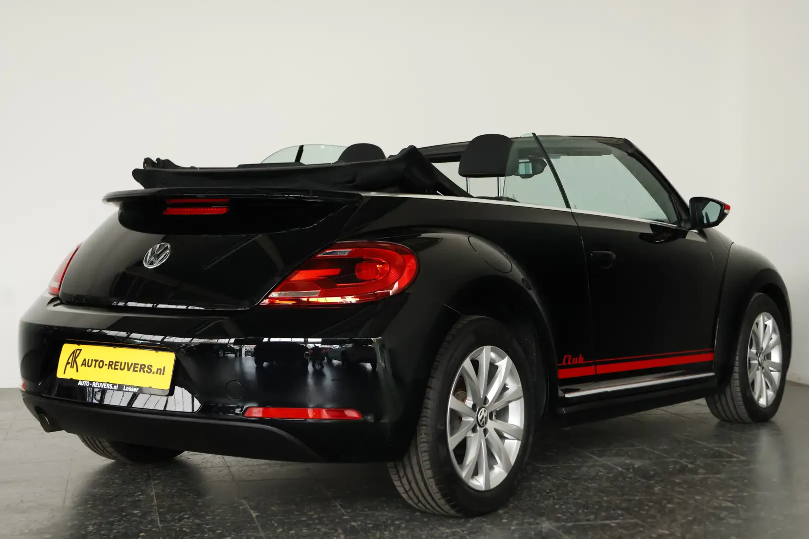 Volkswagen Beetle Cabriolet 1.2 TSI Club BlueMotion / Navi / Cruisec Zwart - 2
