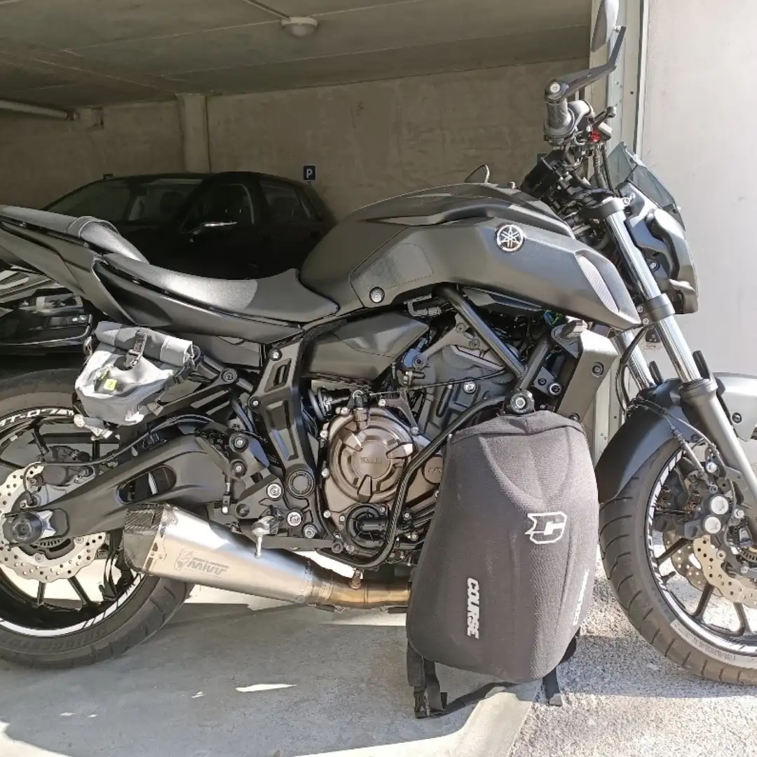 Yamaha MT-07 naked - 1