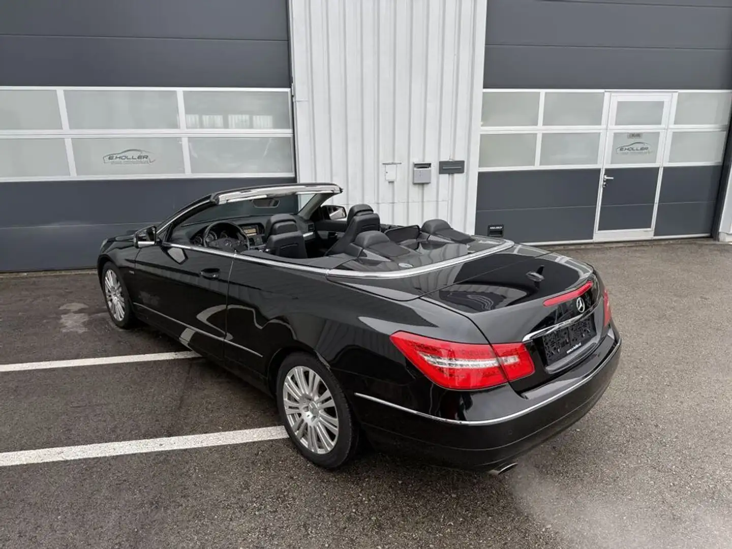 Mercedes-Benz E 200 CGI BlueEfficiency Cabrio Schwarz - 2