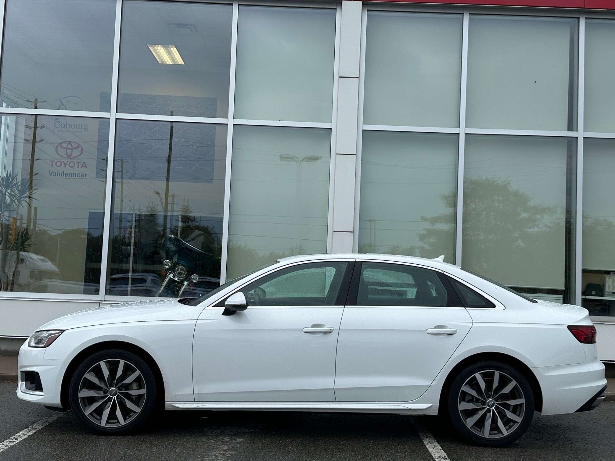 2020 Audi A4 ONE OWNER+DEALER SERVICED! alt 4