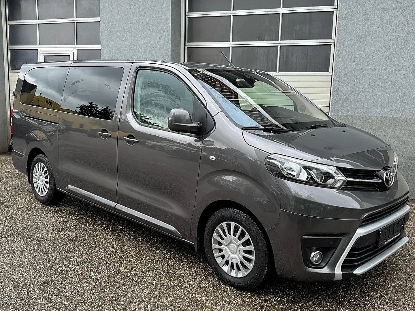 Toyota Proace Verso 2,0 D-4D Lang Family Aut. *9-SITZER* Grau - 2