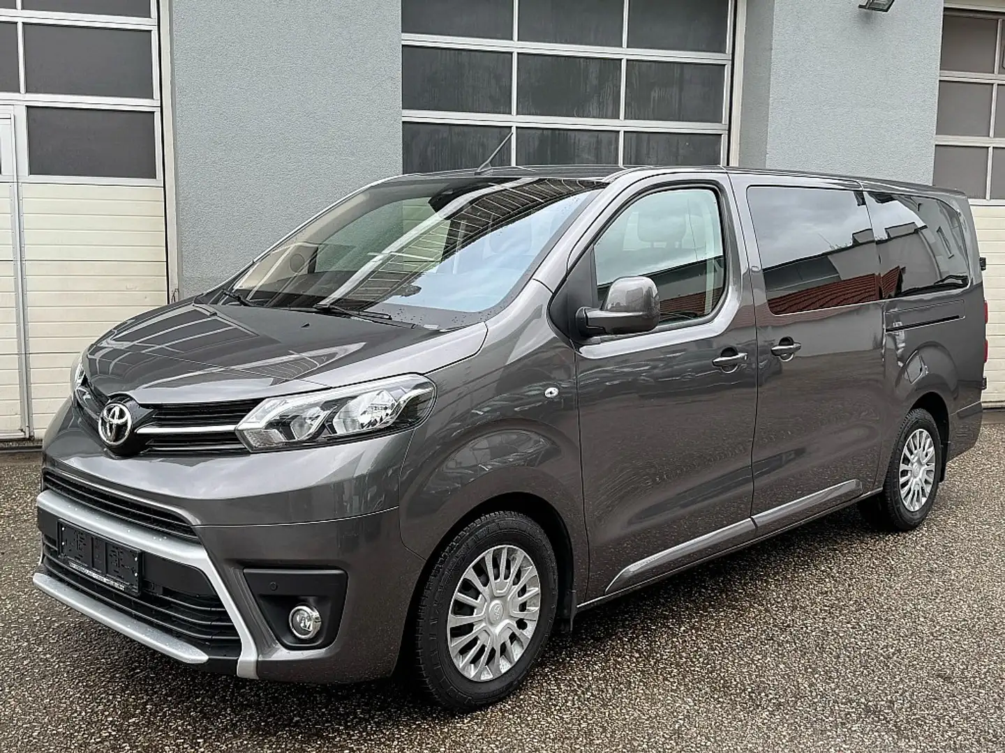 Toyota Proace Verso 2,0 D-4D Lang Family Aut. *9-SITZER* Grau - 1