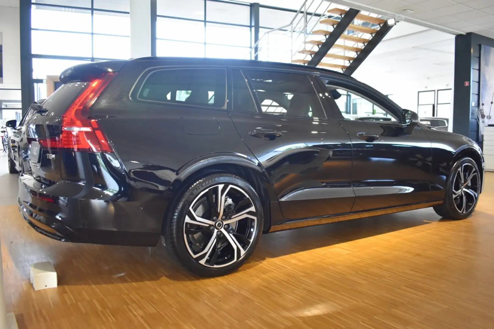 Volvo V60 T8 455PK AWD Ultra Dark | 360 Camera | Bowers & Wi Schwarz - 2