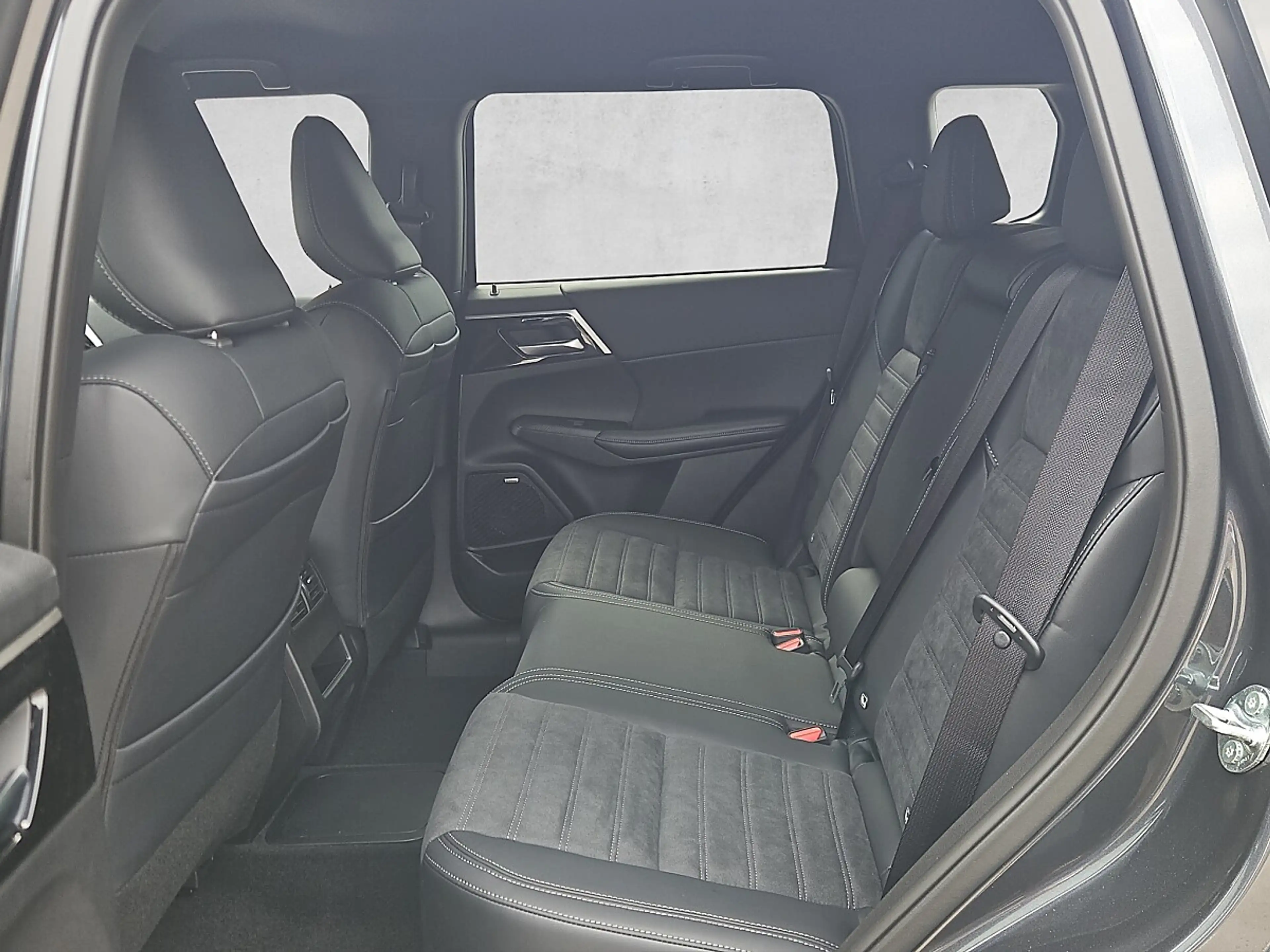 Mitsubishi Outlander 2,4 PHEV S-AWC Intense 8 Jahre Garantie! GRATIS... — photo 12