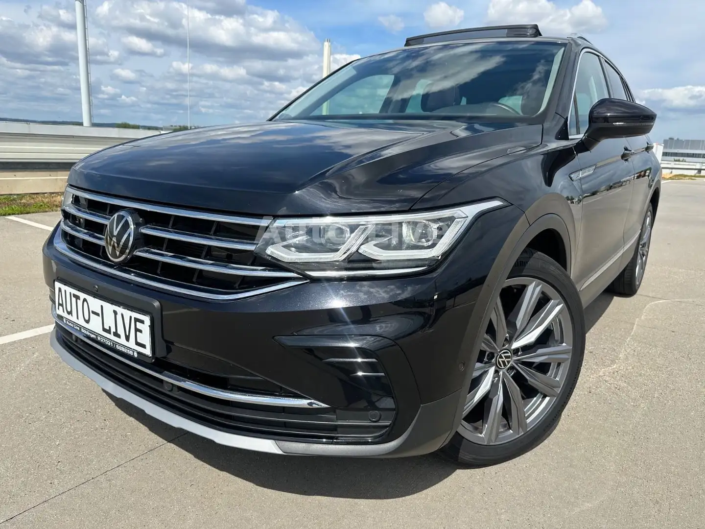 Volkswagen Tiguan 2.0 TDI*DSG*VIRT*PANO*MATRIX*360*NAVI*AHK Schwarz - 1