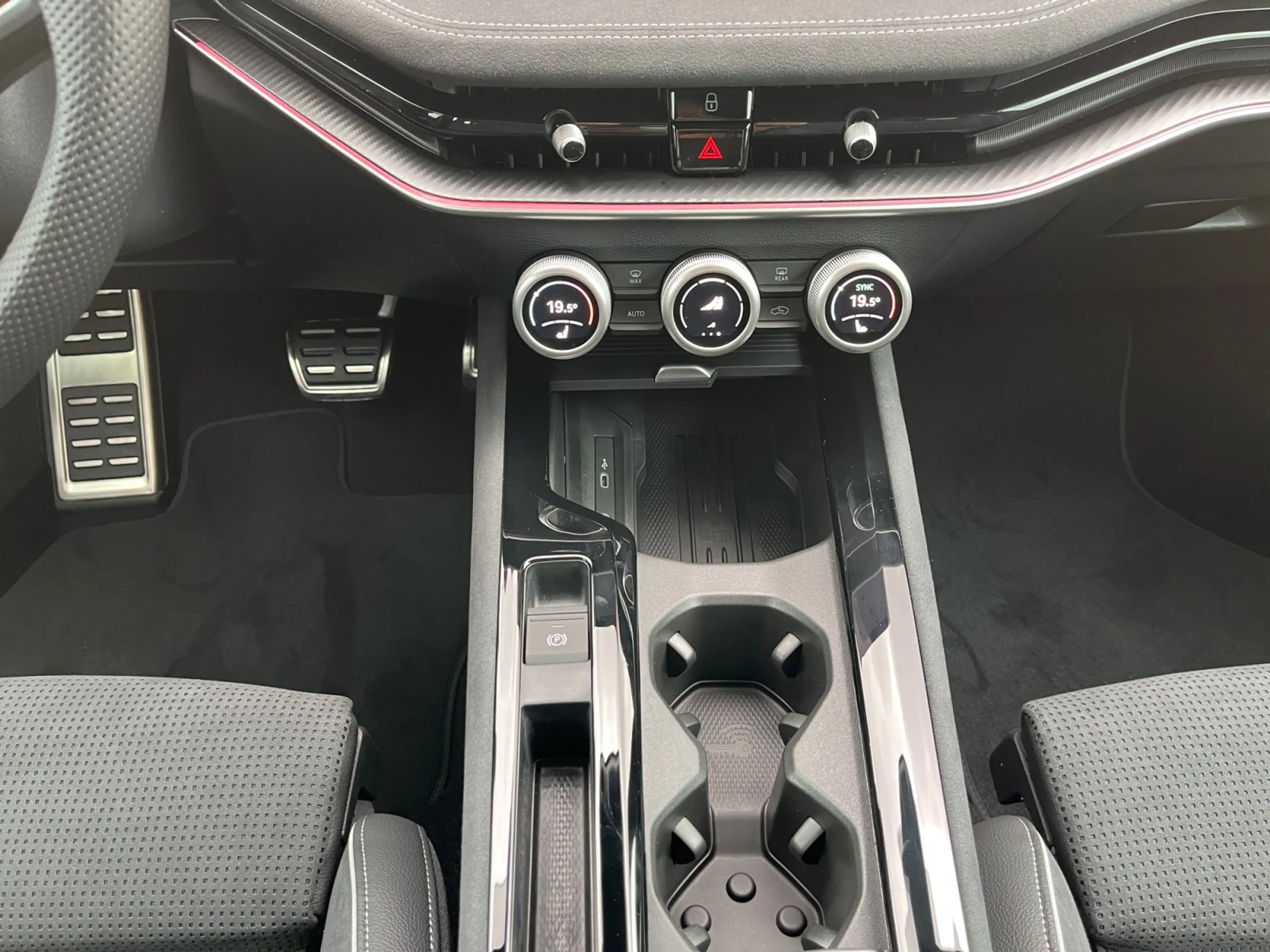 Skoda Superb Combi Sportline 1,5 TSI iV pACC HuD AHK — photo 8