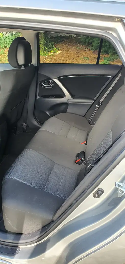 Toyota Avensis 1.6i VVT-i 16v Linea Terra - 2