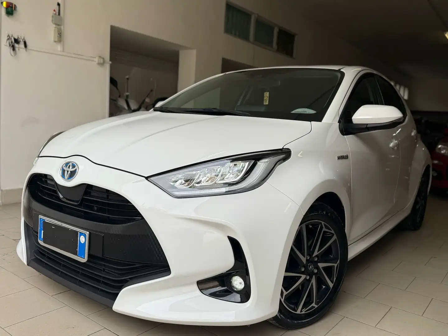 Toyota Yaris 1.5h Lounge Hybrid - 1