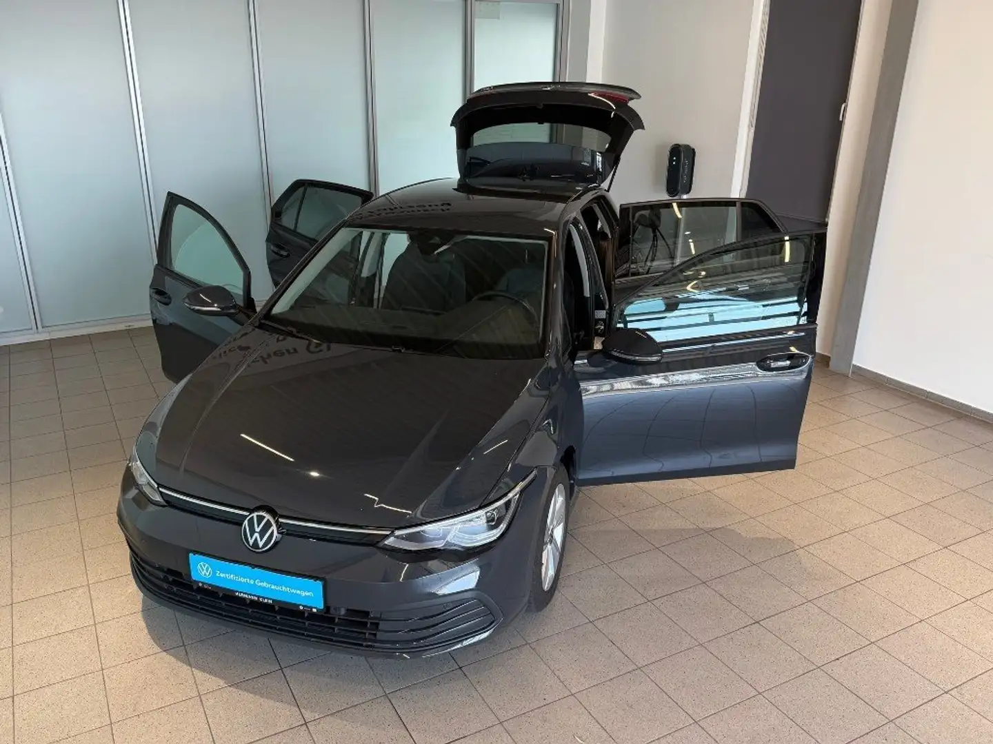 Volkswagen Golf VIII 1.0 eTSI Life DSG LED+, Navi, DAB+ Grau - 2