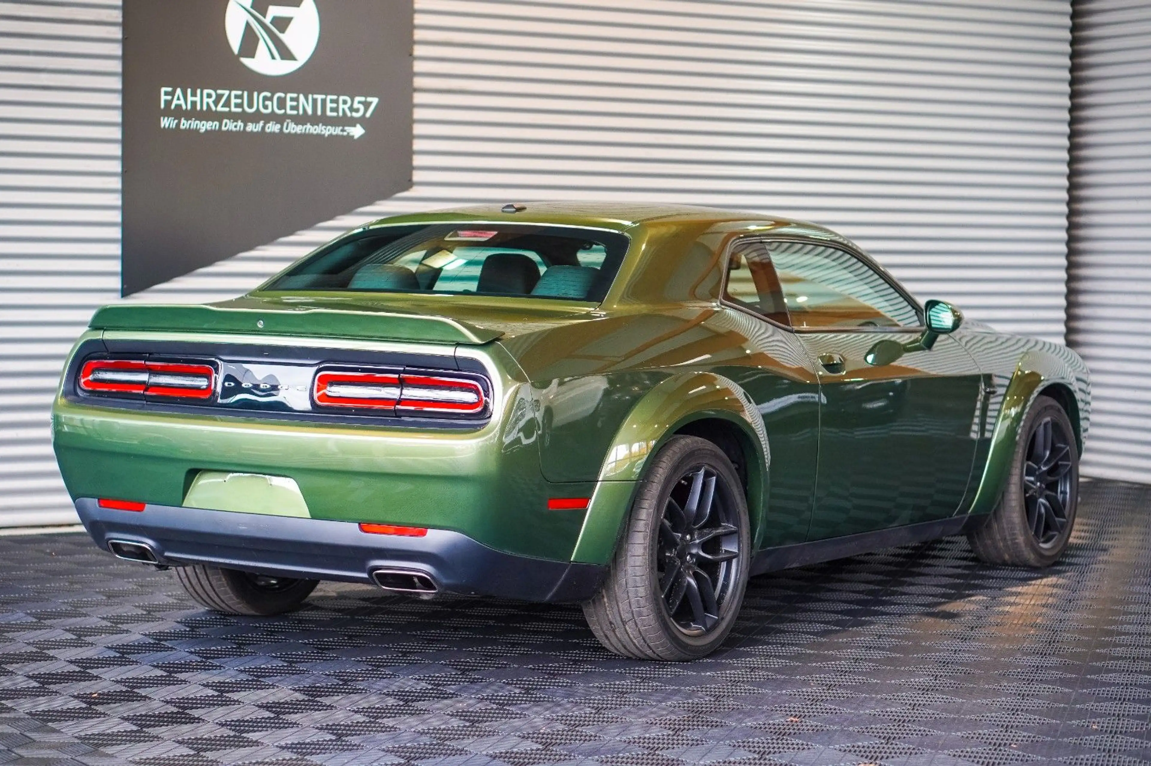 Dodge Challenger 3.6L SXT /RFK/CARPLAY/WIDEBODY — photo 8