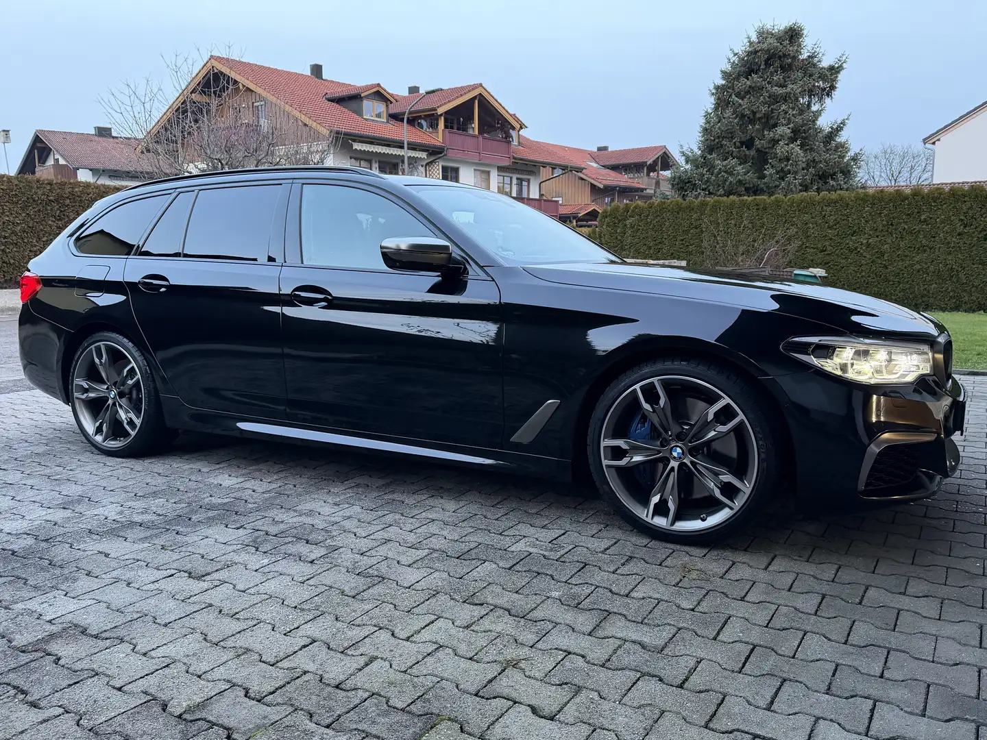 BMW M550 dT xDrive Voll Garantie MwSt AHK ACC Pano Night Vi Schwarz - 1