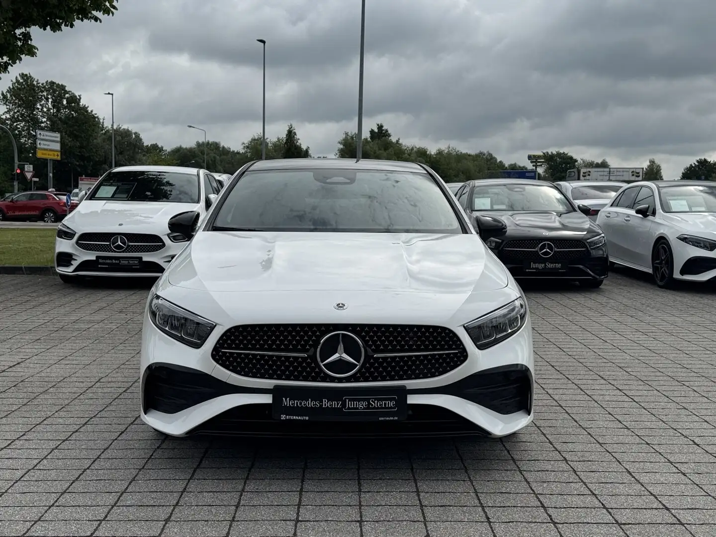 Mercedes-Benz A 200 A 200 AMG Line Navi Pano.-Dach Keyless-Go/Styling Weiß - 2