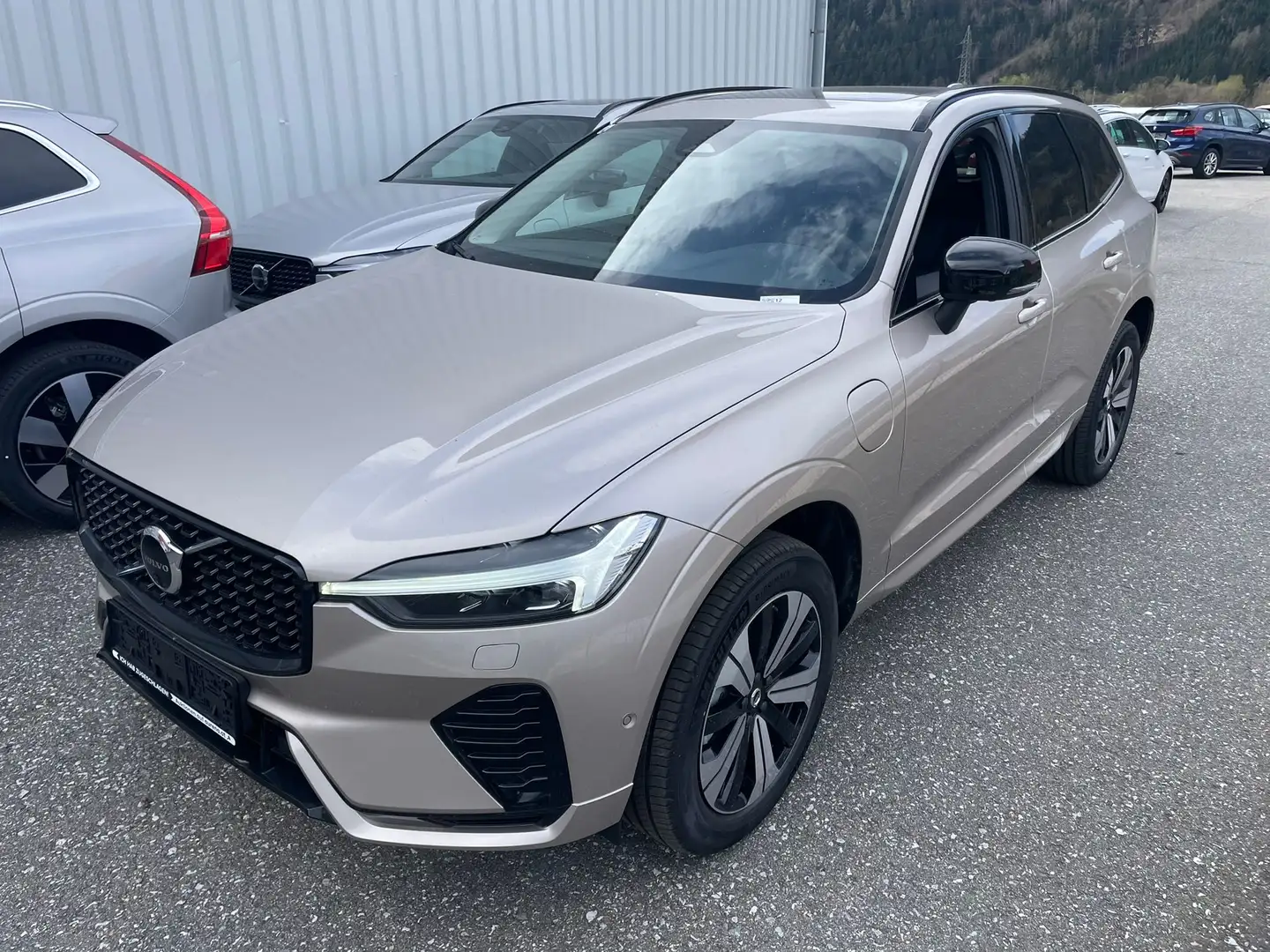 Volvo XC60 Plus Dark Recharge Plug-In Hybrid AWD - 1