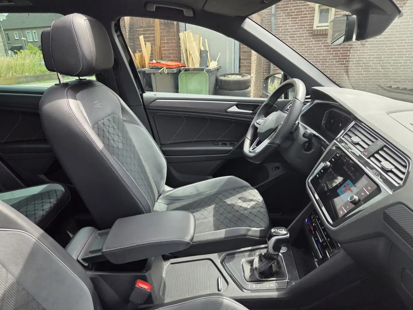 Volkswagen Tiguan 1.5 TSI R-Line Automaat Panoramadak Zwart - 2