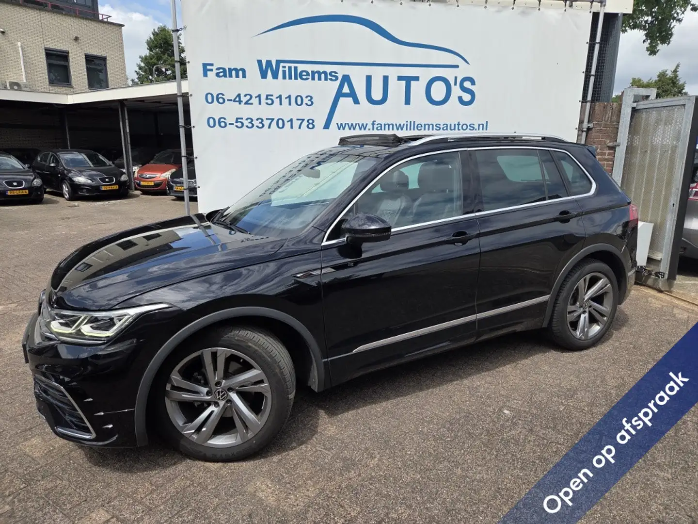 Volkswagen Tiguan 1.5 TSI R-Line Automaat Panoramadak Zwart - 1