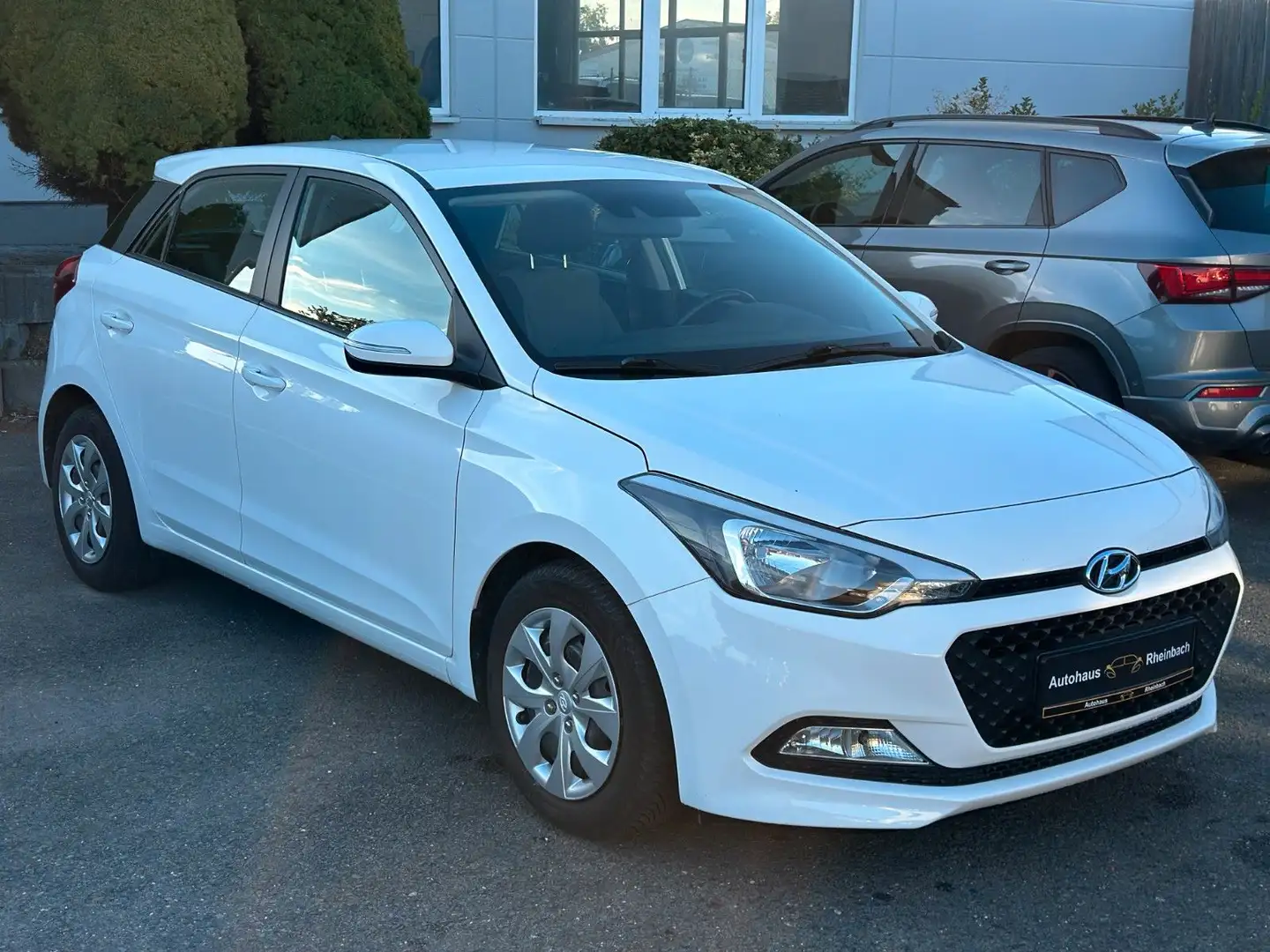 Hyundai i20 blue Style nur 54500km7/HU NEU/PDC/SPURHALTE Weiß - 1