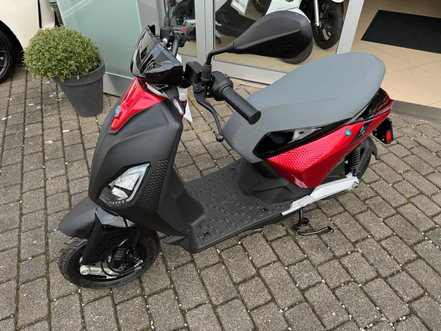 Piaggio 1 One Active 60 km/h ELEKTROROLLER Rot - 1