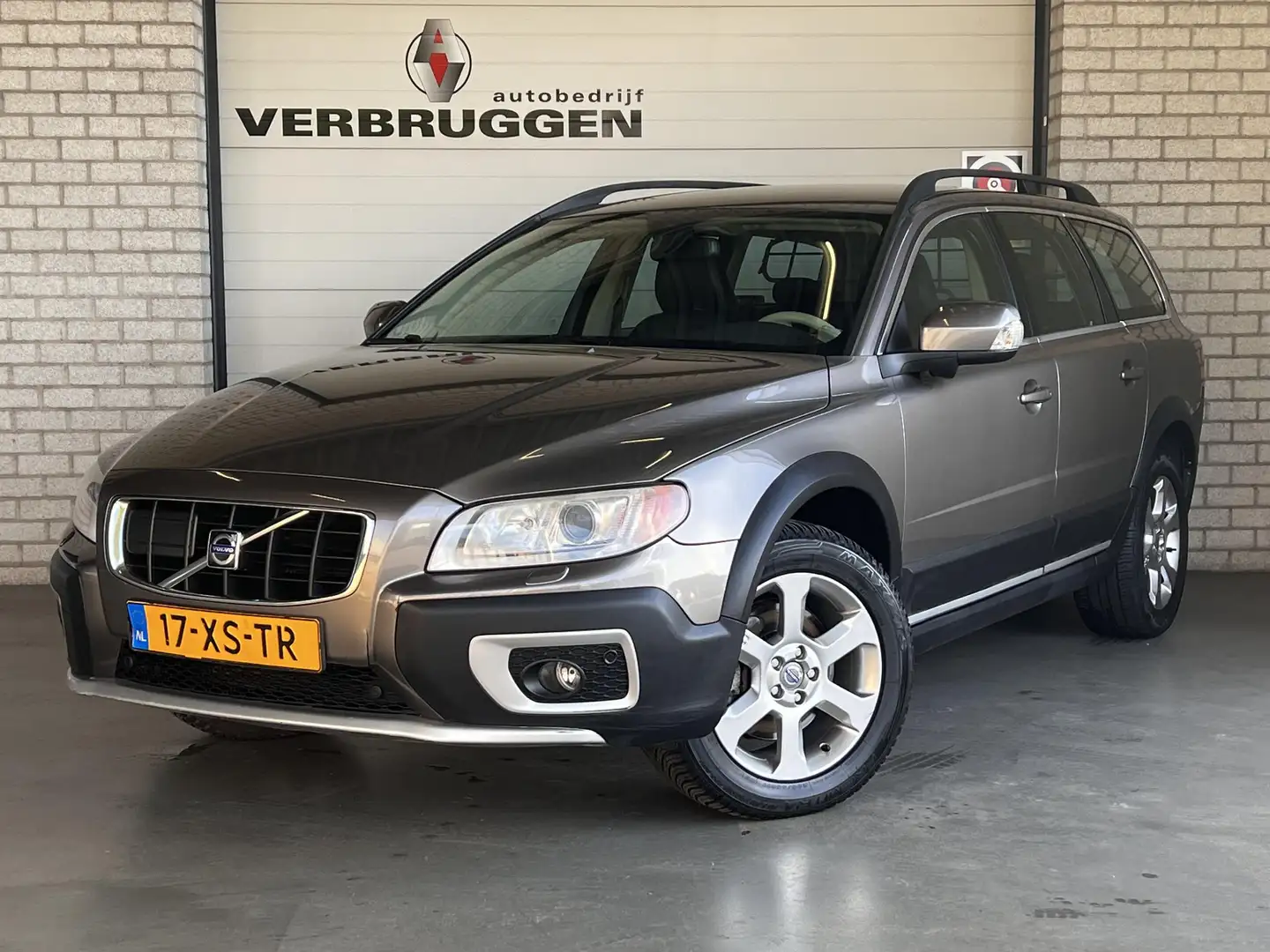 Volvo XC70 3.2 Summum | YOUNGTIMER | 17" LMV | Leder | Trekha Gris - 1