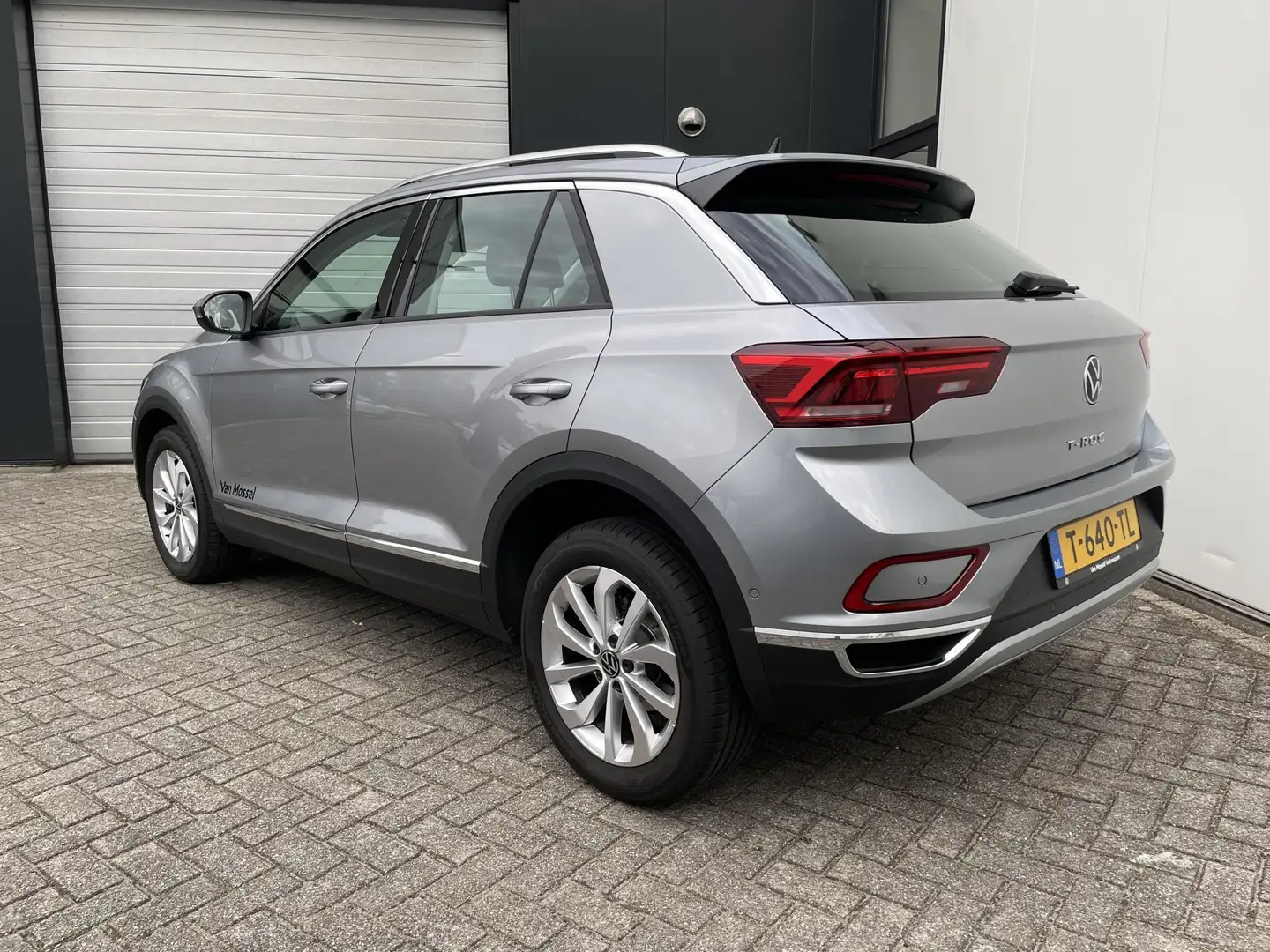 Volkswagen T-Roc 1.5 TSI Style 150 PK | Fabrieksgarantie tm 08-2027 Grijs - 2