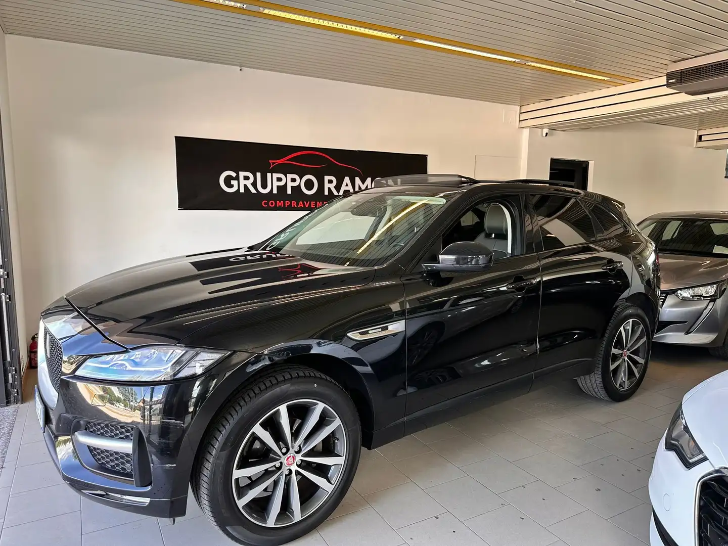 Jaguar F-Pace F-Pace 2015 2.0d i4 Portfolio awd 240cv auto my18 Noir - 1