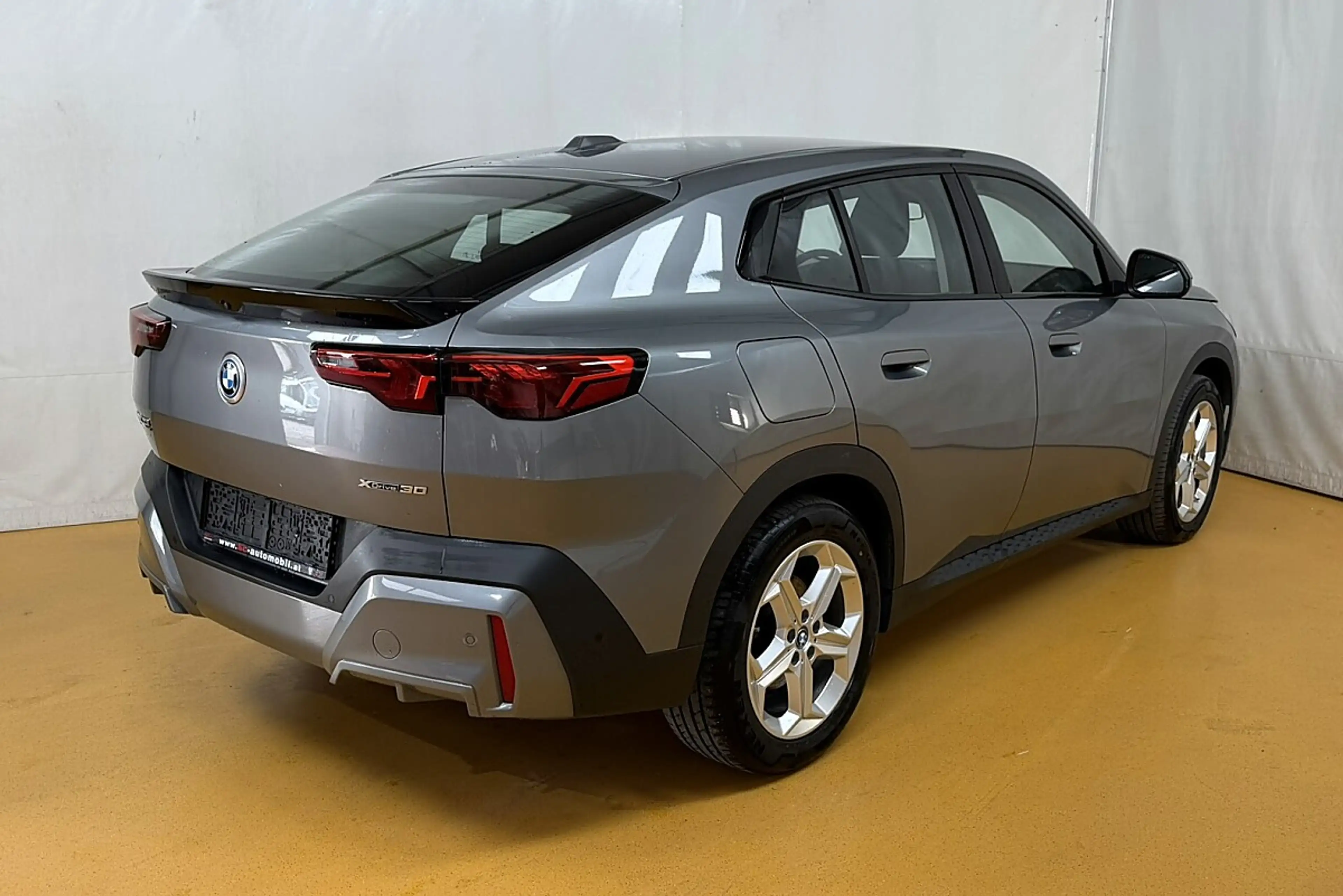 BMW iX2 xDrive30 66,5kWh — photo 3