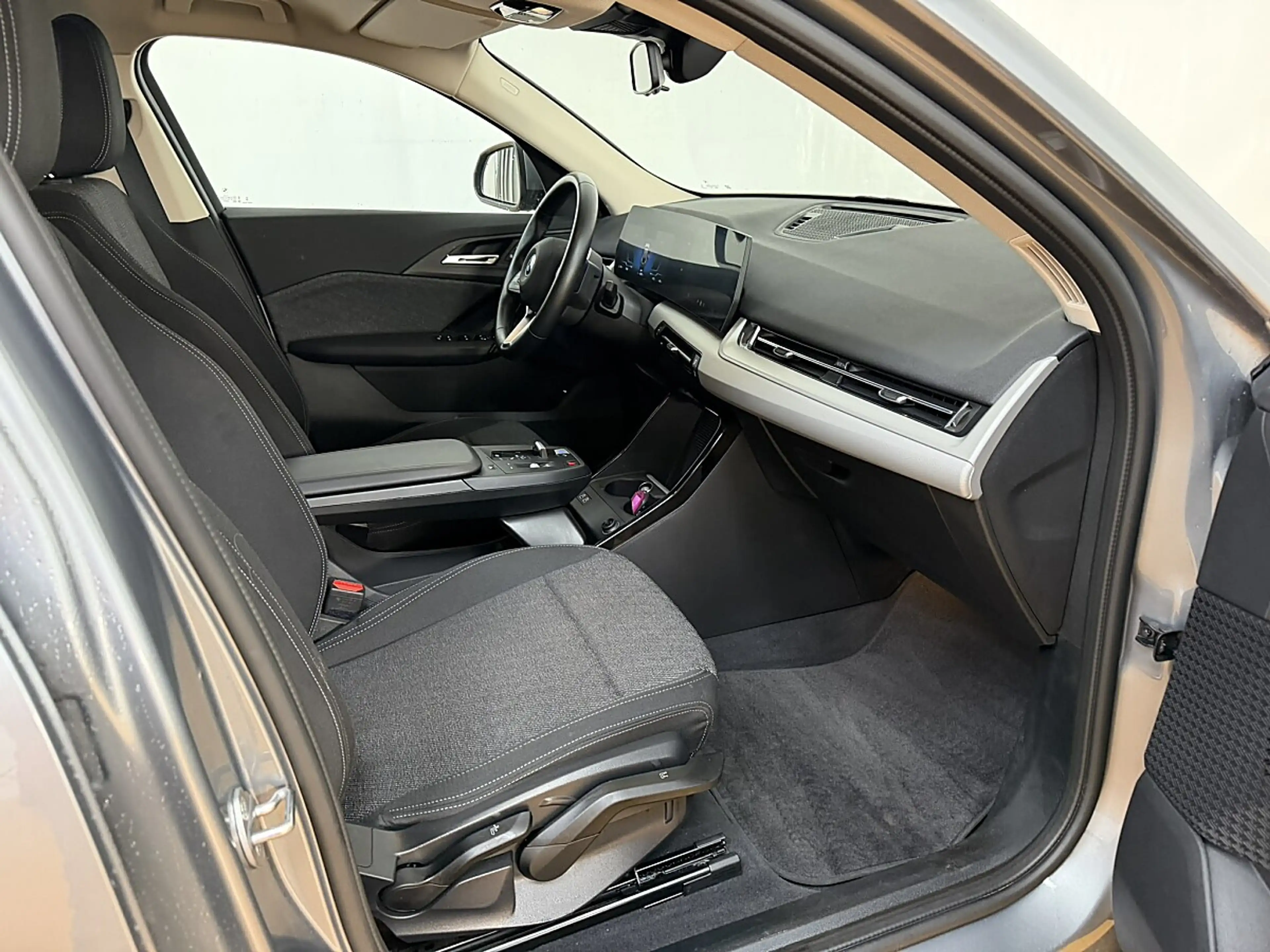 BMW iX2 xDrive30 66,5kWh — photo 7