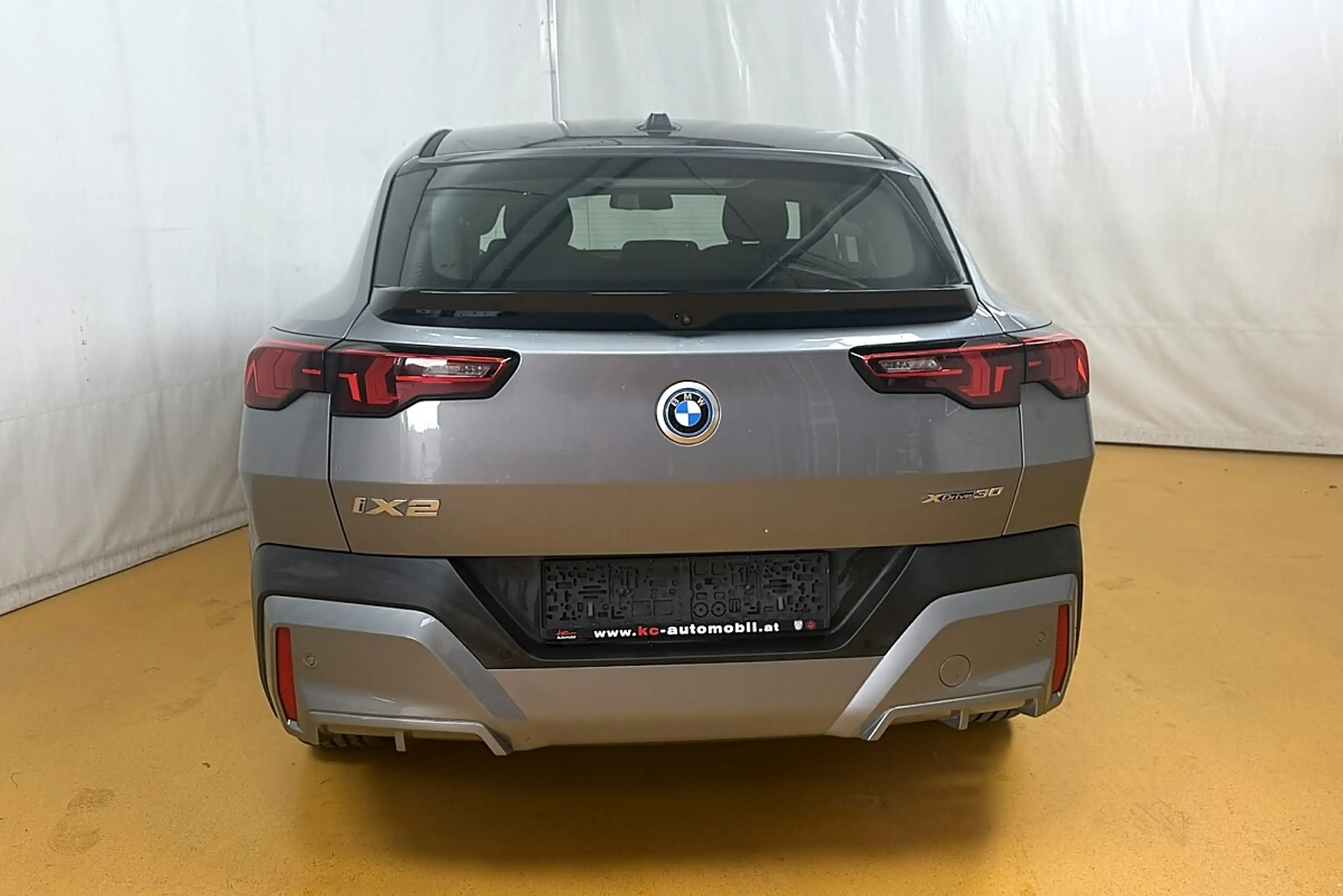 BMW iX2 xDrive30 66,5kWh — photo 12